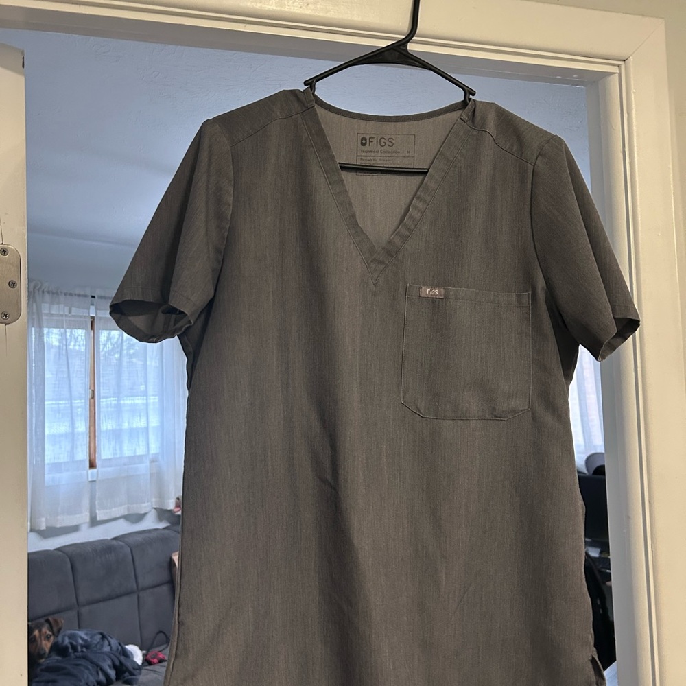 Figs Women's V-Neck Scrub Set in Charcoal